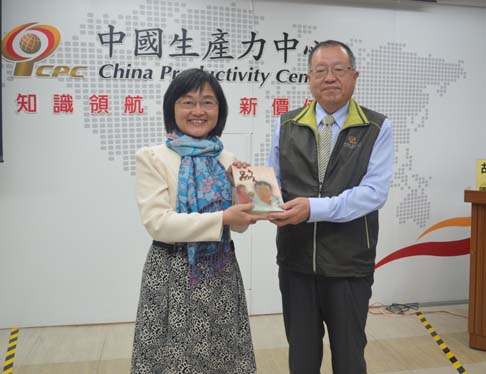 君梅老師於中國生產力中心演講，與張寶誠總經理合影。